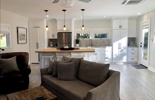Ojai Cottage | Country cottage just outside Ojai and close to nearby hiking trails