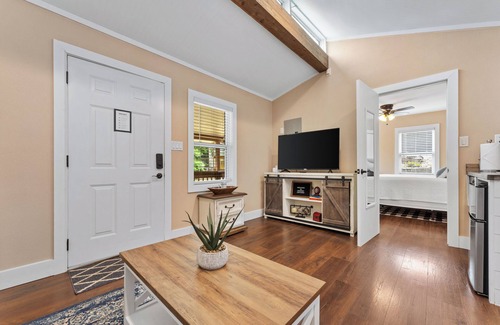 Branson Cottage | COUNTRY COTTAGE - Private Hot Tub and Fire Pit