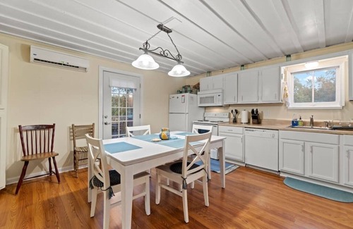 Gordonsville Cottage | Country Cottage with Modern Amenities