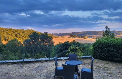 Montcuq House | Country house, quiet location, private pool. Country house. Magnificent view.