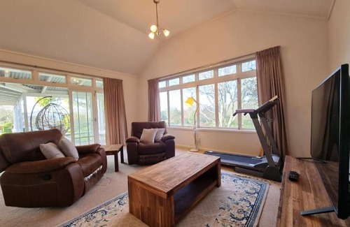 Taupaki House | Country Garden Oasis with Parking and Wi-Fi