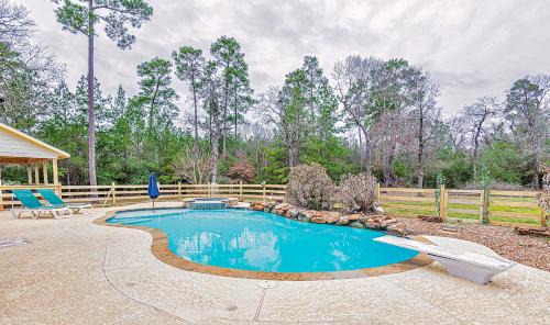 Magnolia House | Country Getaway 4 Bedroom Resort in 10 Acre Lot