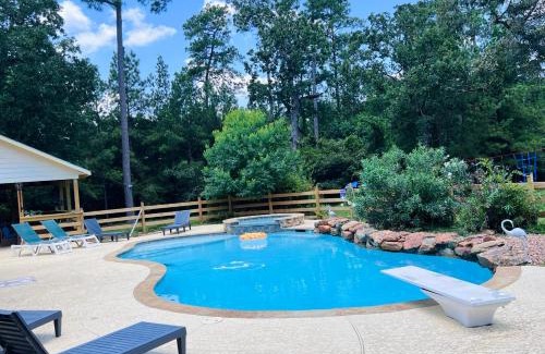 Magnolia House | Country Getaway 4 Bedroom Resort in 10 Acre Lot