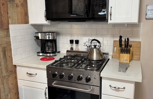 Woodland Cottage | Country Getaway Full Kitchen Near SMF and UC Davis Campus