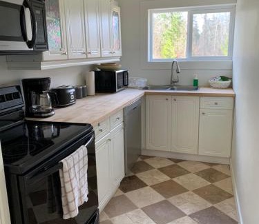 Port Alberni House | Country home, Sleeps 6 pets friendly