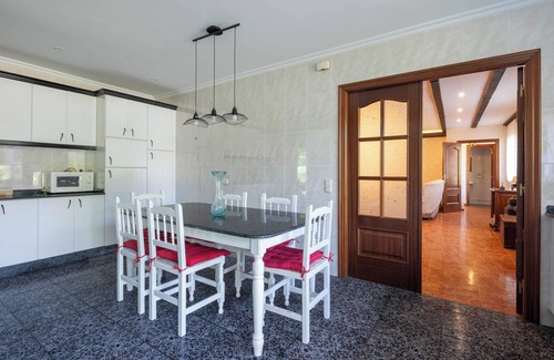A Estrada House | Country House 'Casa Da Carballeira' with Mountain View, Private Garden and Wi-Fi