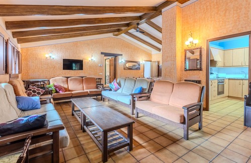 La Vall d'en Bas House | Country House 'Can Guidic' with Mountain View, Private Pool and Wi-Fi