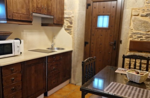 Coristanco Cottage | Country House 'Hórreo' with Private Garden, Balcony and Wi-Fi