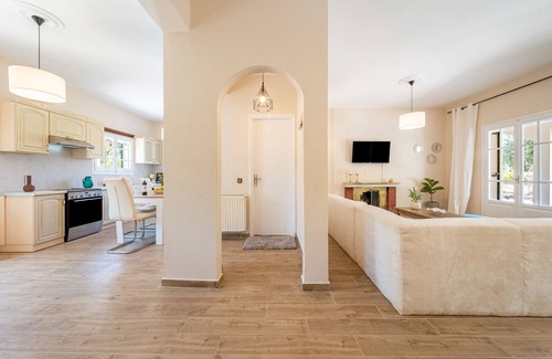 Vassilatika Villa | Country House 'Kipos' with Mountain View, Private Outdoor Pool and Air Conditioning