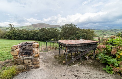 Selaya House | Country House 'La Casa De La Pradera' with Mountain View, Private Terrace and Private Garden