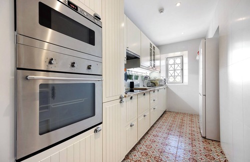 Donalda Villa | Country House "Liberal Wing Villa" with Mountain View, Shared Pool & Wi-Fi