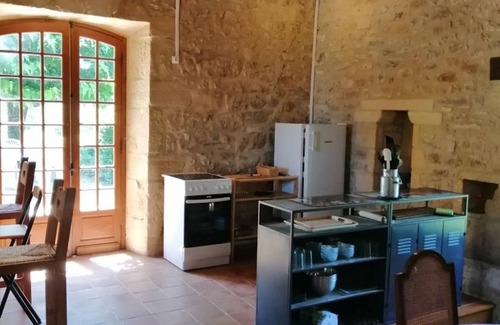 Thenon Cottage | Country house with pool, pets allowed, Wi-Fi, parking, fireplace