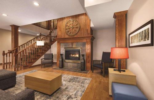 Forest Lake Hotel | Country Inn & Suites by Radisson, Forest Lake, MN