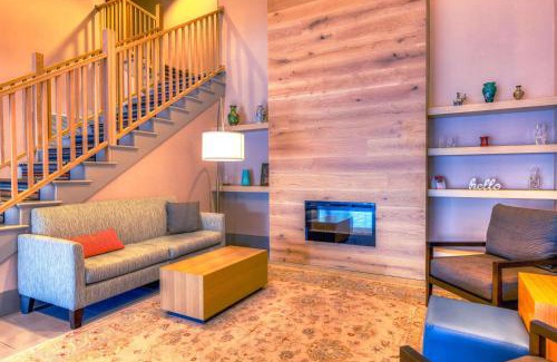 Village of Lakewood Hotel | Country Inn & Suites by Radisson, Crystal Lake, IL