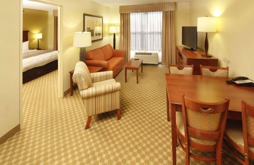 Village of Lakewood Hotel | Country Inn & Suites by Radisson, Crystal Lake, IL