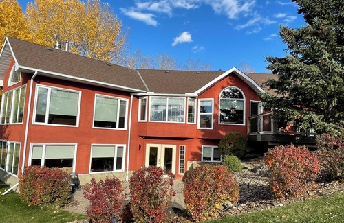 Springbank House | Country Living, Peaceful and Quiet, close to Calgary, Kananaskis, and Banff