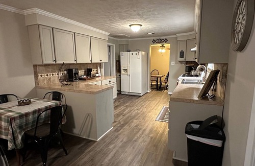 Flippin House | Country Quiet with Close-to-Town Convenience