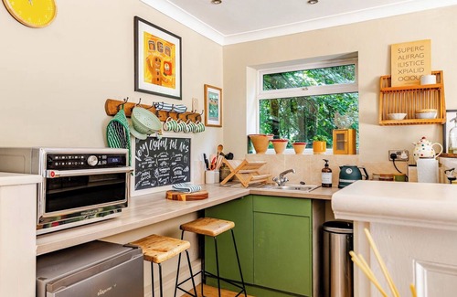 Bradford-on-Avon Cabin | Country Retreat, Wood Burning Stove, Air Con, Parking & Dog Play Fields nr Bath