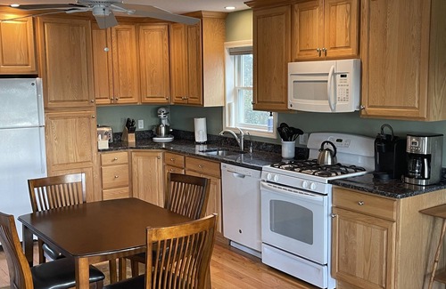 Eastport Apartment | Country retreat with incredible ocean and island views.