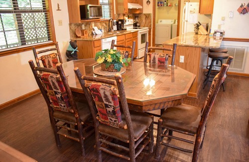 Wears Valley Cabin | Country Spring - Cabin