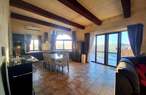 Victoria Villa | Country Views Villa Victoria