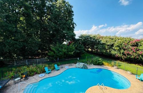 Franklin County House | Countryside Carriage House with Pool