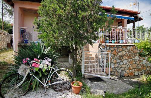 Edessa House | Countryside Cottage with Garden & Lake View
