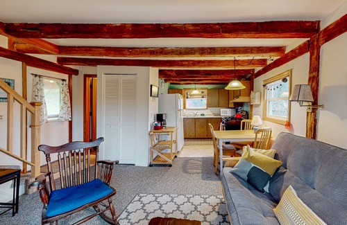 North Freedom Cottage | Countryside farm cottage with deck, grill & AC -great location near Devil's Lake