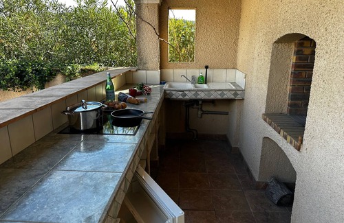 Claret Apartment | Countryside getaway w/swimming pool