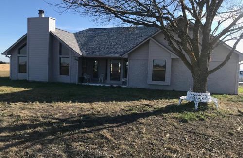 Lorena House | Countryside home near Waco on 12 peaceful acres!