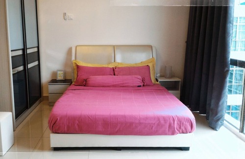 Taman Mount Austin Apartment | Couple's Getaway @ Palazio with free WIFI (5 mins to IKEA JB)