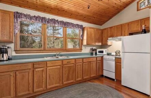 Hot Springs House | Couples Cabin with King bed and outdoor hot tub!