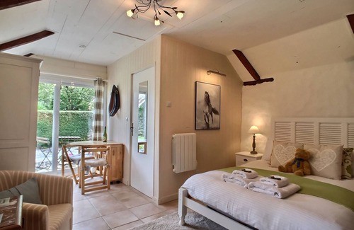 Sizun Bed & Breakfast | Couples' chambre d'hôte in Monts D'Arrée with access to heated swimming pool