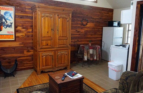Bismarck Cabin | Couples Getaway Near Hot Springs-Jacuzzi and Hot Tub Overlooking Mountains!