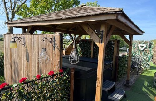Sturton By Stow House | Couple’s Lodge With Hot Tub