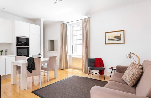 Sacramento Apartment | Courtesy Chiado CHARMING & ROMANTIC