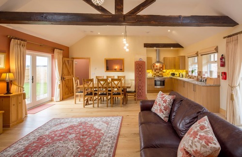 Beverley Cottage | Courtyard 2 bedrooms - sleeps 5-6 guests in 2 bedrooms