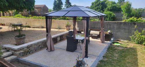 Bazoges-en-Pareds House | Courtyard cosy cottage