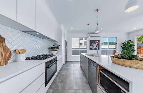 Airlie Beach House | Cove 18 Luxury Whitsunday Waterfront Beach House