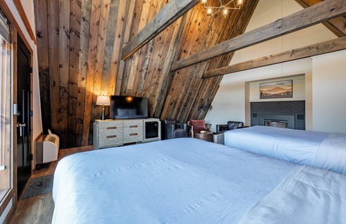 Thayerville Hotel | Cove Creek Lodge 201: Poolside Double Queen Fireplace Room