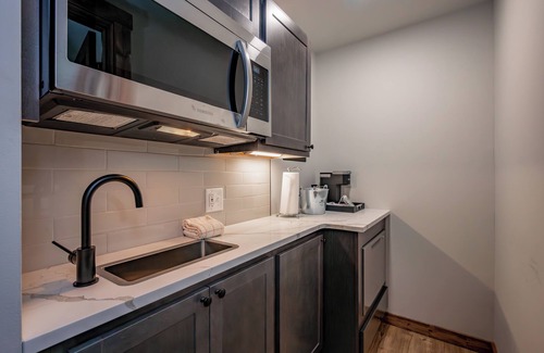Thayerville Hotel | Cove Creek Lodge 210: Standard Double Queen Fireplace Room