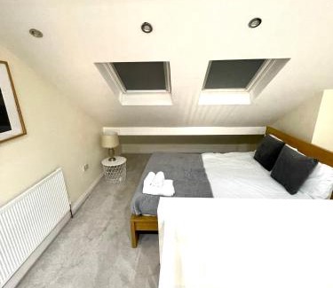 Coventry House | Coventry Large 4 Bedroom 4 Bath House Sleeps 4 Person Suitable for BHX NEC Solihull Rugby Warwick Contractors Ricoh Arena NHS Short & Long Business Stays Free Parking for 2 Vehicles, Close to City Centre High Speed Wifi