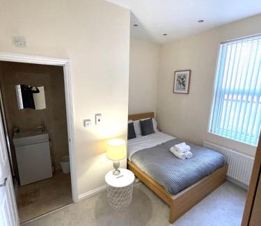Coventry House | Coventry Large Sleeps 4 Person 4 Bedroom 4 Bath House Suitable for BHX NEC Solihull Rugby Warwick Contractors Ricoh Arena NHS Short & Long Business Stays Free Parking for 2 Vehicles, Close to City Centre High Speed Wifi