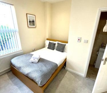 Coventry House | Coventry Large Sleeps 4 Person 4 Bedroom 4 Bath House Suitable for BHX NEC Solihull Rugby Warwick Contractors Ricoh Arena NHS Short & Long Business Stays Free Parking for 2 Vehicles, Close to City Centre High Speed Wifi