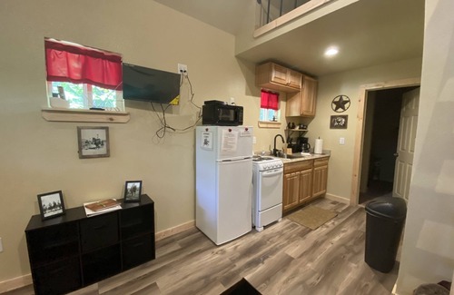 Winslow Cabin | Cowboy Cabin is a quiet place to camp in the woods with the amenities of home.