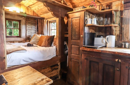 Newcastle-on-Clun Cottage | COWBOY, pet friendly, character holiday cottage in Beguildy