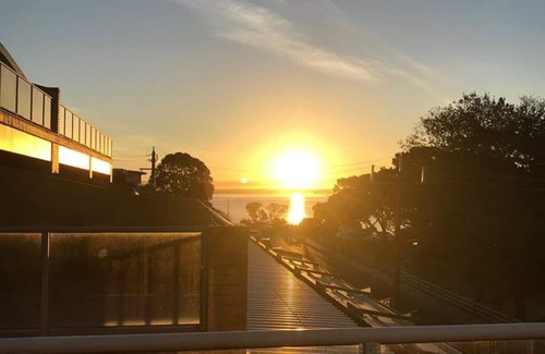 Cowes Apartment | COWES BEACHFRONT RETREAT - WiFi + Netflix