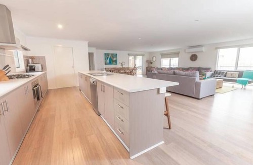 Cowes House | COWES BOAT RAMP FAMILY BEACH RETREAT (SLEEPS 20)