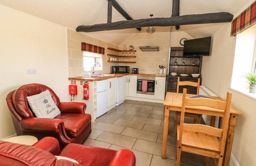 West Heslerton House | COWSHED COTTAGE, pet friendly, with pool in Rillington