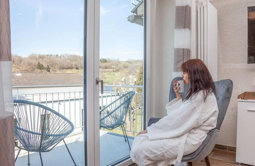 Schalkenmehren Apartment | Cowshed with terrace and maar view for 1-2 people. - Hof Krebs, apartments